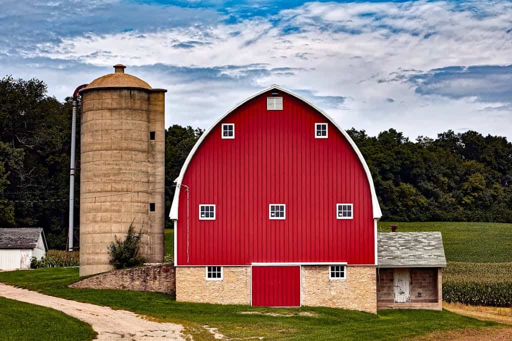 Red Barn and silo find land to buy for a homestead